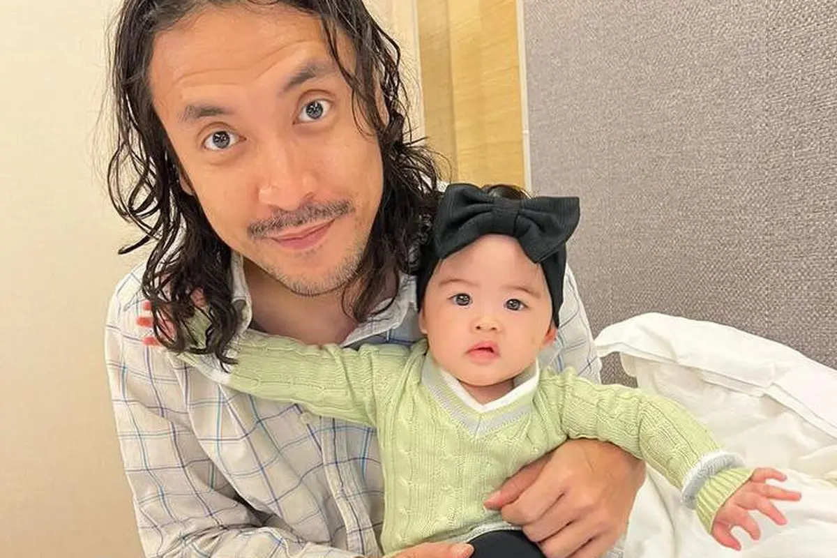 Potret Marcello bersama buah hatinya (Sumber: Instagram/@marcello_tahitoe)