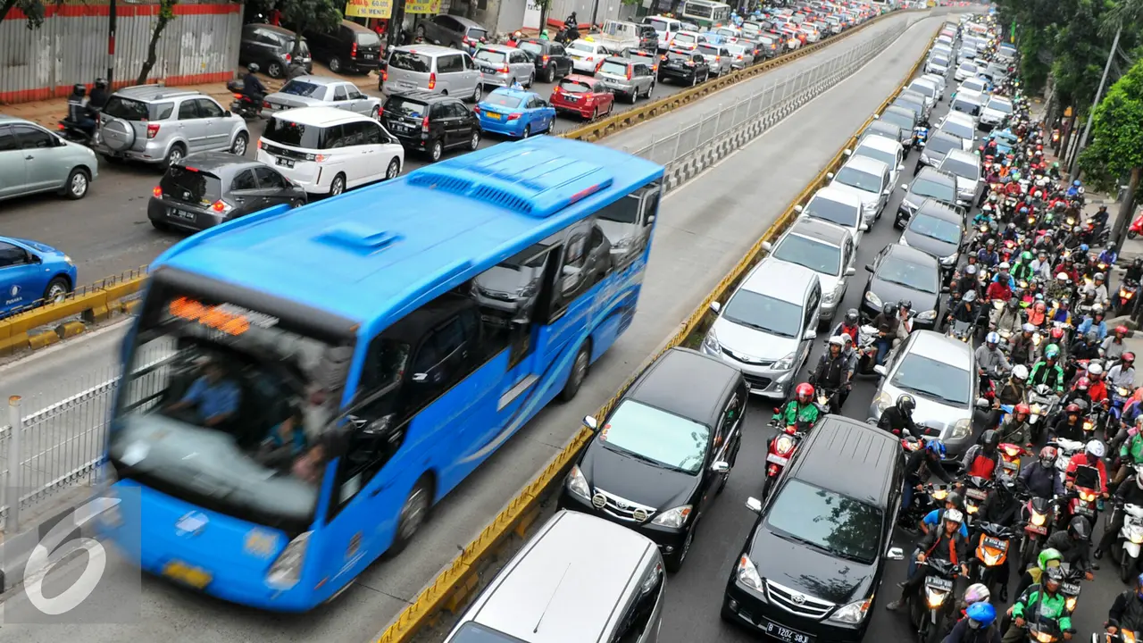 20160614- Bus Transjakarta Melaju di Tengah Kemacetan Jakarta- Yoppy Renato