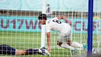 Pemain Timnas Uzbekistan U-17 Behruz Shukurullaev mencetak gol ke gawang Timnas Spanyol U-17 dalam lanjutan pertandingan sepak bola Grup B Piala Dunia U-17 2023 di Stadion Manahan, Solo, Kamis (16/11/2023). Tim Matador harus puas bermain imbang 2-2 setelah memimpin dua gol. (Doc. LOC WCU17/RKY)