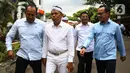 Gubernur Jawa Barat terpilih, Dedi Mulyadi terlihat hadir untuk melakukan registrasi pelantikan dan pemeriksaan kesehatan di Kantor Kementerian Dalam Negeri (Kemendagri), Jakarta, Minggu (16/2/2025). (Liputan6.com/Angga Yuniar)