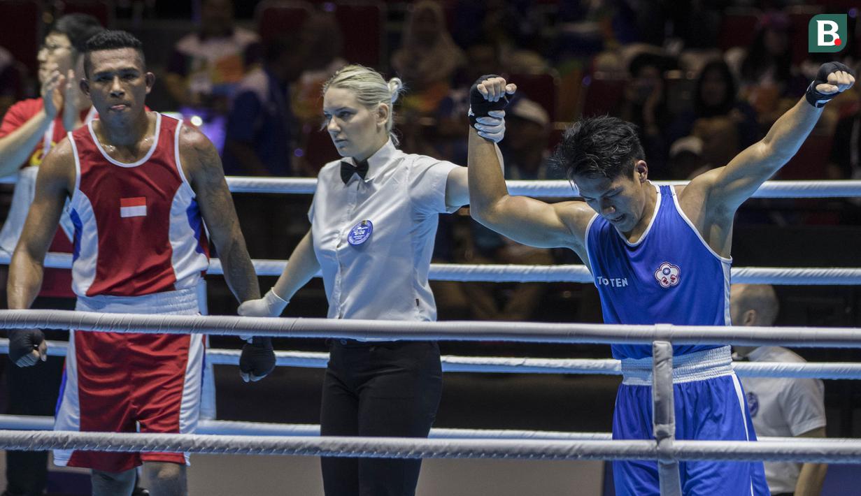 Petinju Taiwan, Chia-Wei Kan, mengalahkan petinju Indonesia, Brama Betaubun, pada Invitation Tournament Asian Games di JiExpo Kemayoran, Jakarta, Senin (12/2/2018). Petinju Indonesia kalah 1-4 dari petinju Taiwan. (Bola.com/Vitalis Yogi Trisna)