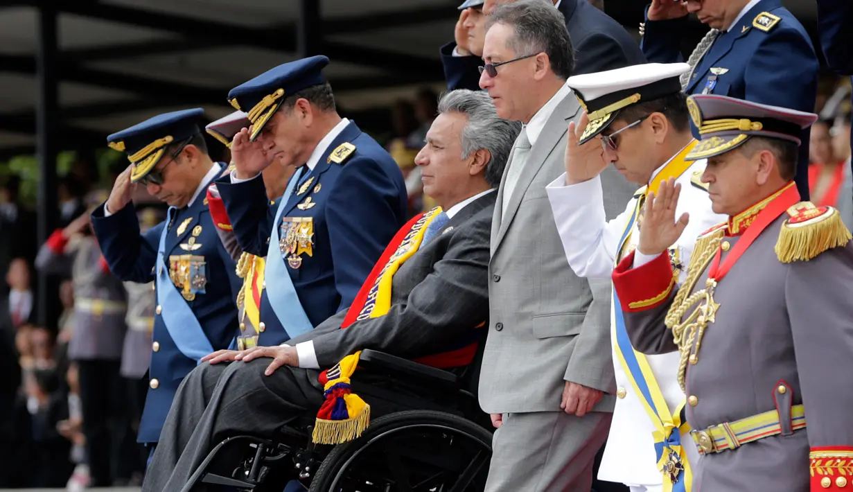 Presiden Ekuador Lenin Moreno mengenakan kursi roda saat mengikuti upacara militer Hari Kemerdekaan di Quito, Ekuador, (10/8). Ekuador diumumkan Hari Kemerdekaannya pada 10 Agustus 1809. (AP Photo/Dolores Ochoa)
