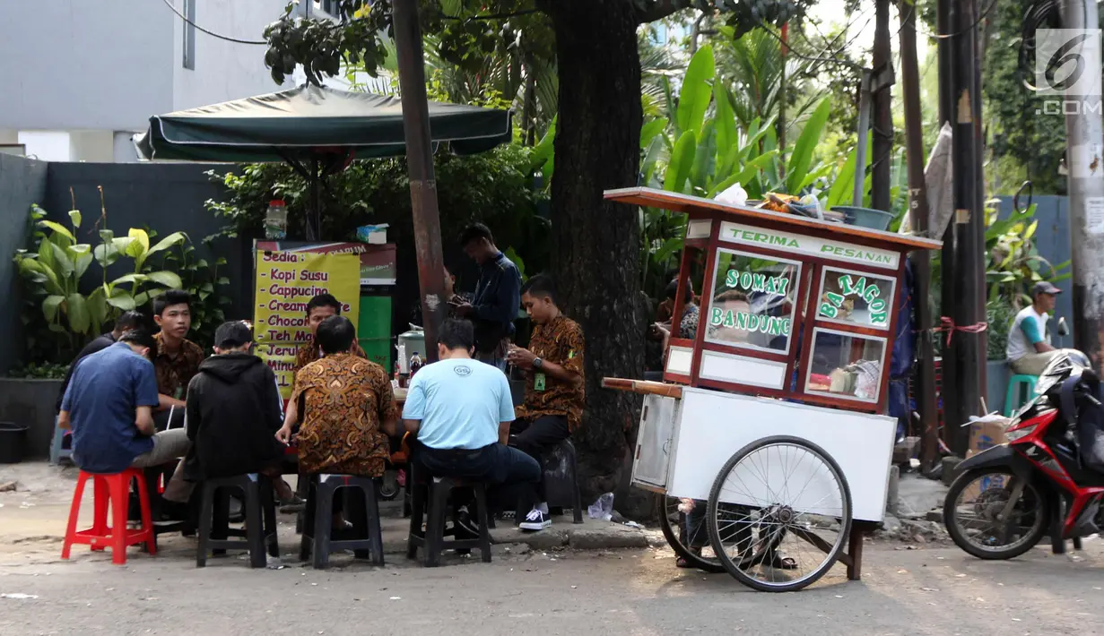 Sejumlah PKL menggelar dagangannya di atas trotoar Jalan Aditiawarman I hingga Jalan Sunan Ampel, Melawai, Jakarta Selatan, Jumat (2/3). Puluhan PKL sempat memasang spanduk OK OCE, namun diturunkan oleh Pemprov DKI Jakarta. (Liputan6.com/Arya Manggala)