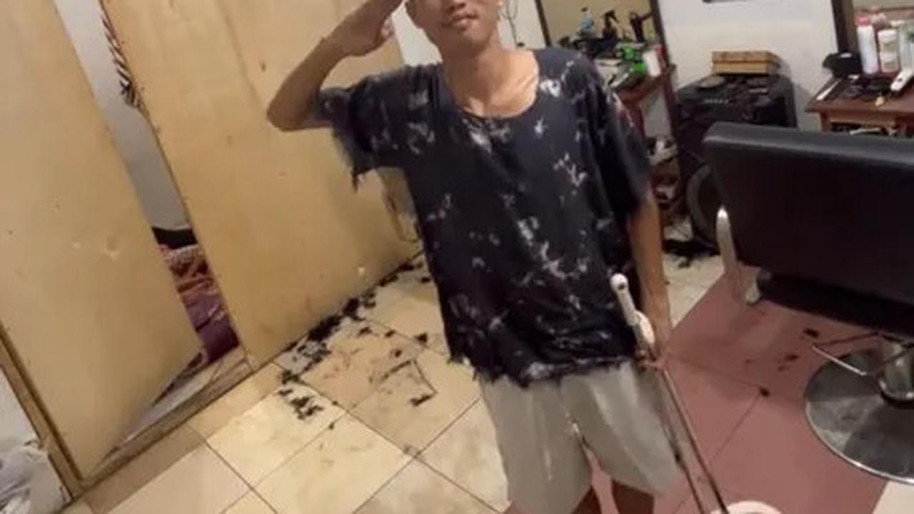 Aksi Tukang Cukur di Indonesia