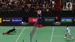 Vincent Rompies (kanan) melawan Valentino Simanjuntak (kiri) pada acara Vindes Sport bertajuk Tepok Bulu 2022 di Mahaka Square, Jakarta, Minggu (3/7/2022). Vincent Rompies mengalahkan Valentino Simanjuntak dengan skor 21-12 dan 22-20. (Liputan6.com/Herman Zakharia)