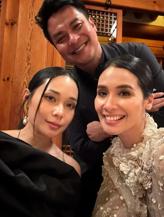 Menampilkan soft smokey eye dan lipstik nude bikin tampilan Marsha Timothy terlihat lebih mature [@marshatimothy]