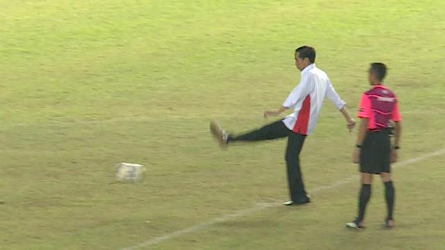 Video aksi tendangan Presiden Joko Widodo, secara simbolis membuka laga final Torabika Bhayangkara Cup. Bola tendangan Presiden RI disambut gelandang serang Arema, Srdan Lopicic.