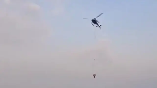Water bombing pemadaman kebakaran di Gunung Lawu. (Istimewa)