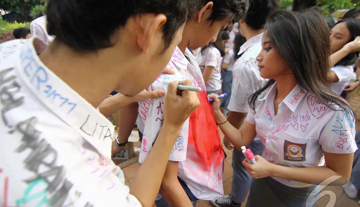 Seragam mereka dipenuhi oleh aneka coretan spidol dan pilok beraneka warna, Jakarta, Selasa (20/5/2014) (Liputan6.com/Faizal Fanani)
