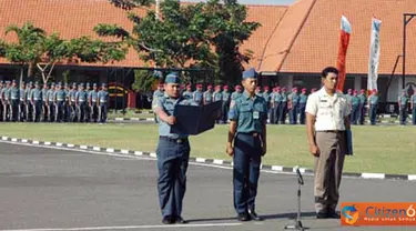 Citizen6, Surabaya: Apel gabungan antap dan siswa memperingati lahirnya dasar negara Republik Indonesia, Pancasila di Lapangan Laut Maluku, Bumimoro, Surabaya. (Pengirim: Penkobangdikal).