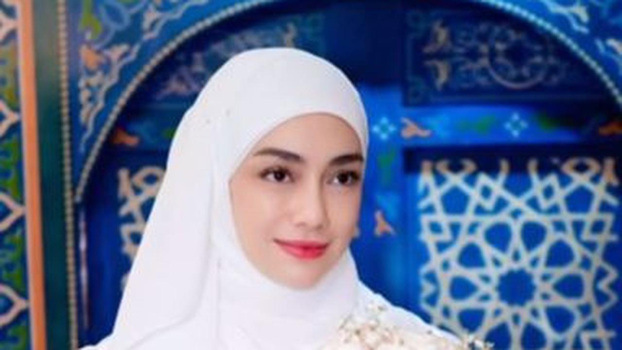 Meski begitu hingga saat ini belum ada keterangan apakah Celine mualaf atau tidak.