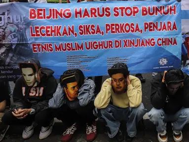 Mahasiswa membentangkan spanduk saat aksi demonstrasi di depan Kedutaan Besar (Kedubes) China, Jakarta, Jumat (30/9/2022). Dalam demo tersebut mahasiswa menuntut pemerintah China untuk menghentikan kekerasan terhadap umat muslim di China khususnya di Uighur serta masyarakat Tibet, Mongolia, Hongkong dan Taiwan. (Liputan6.com/Johan Tallo)