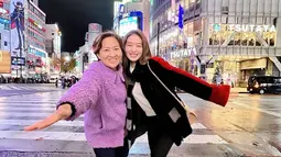 Belakangan banyak jalani liburan bersama buah hati dari berbagai negara yang ada di Asia, momen keseruan ibu dan anak ini banyak menuai pujian netizen. Di tengah kesibukannya menjadi seorang aktris, Wilo selalu punya waktu untuk menikmati momen liburan bersama ibundanya. (Liputan6.com/IG/@natashawilona12)