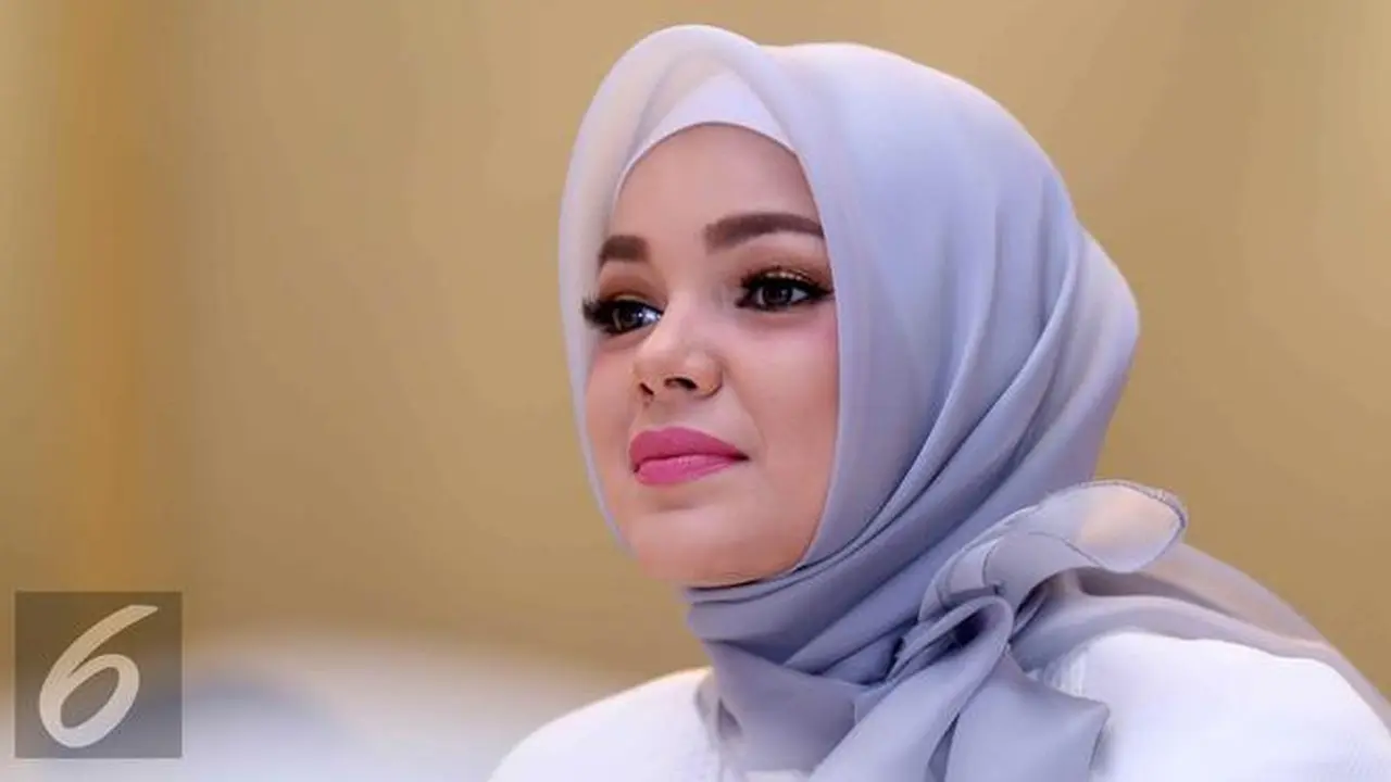 Trik Padu Padan Sederhana ala Dewi Sandra