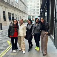 Melalui beberapa unggahan para artis, memperlihatkan mereka sedang berkumpul di London untuk acara maraton. Salah satunya adalah Nagita Slavina yang turut ke London untuk mendukung Raffi Ahmad. Di foto yang diunggah di akun Instagram @raffinagita1717, Nagita berpose manis bersama Ririn Ekawati, Dewi Gita, Ussy Sulistiawaty, dan Febby Rastanty. Nagita memadukan sweater merah dengan jaket kulit hitam, celana panjang hitam, dan menenteng tas berwarna kuning. [Foto: Instagram/raffinagita1717]