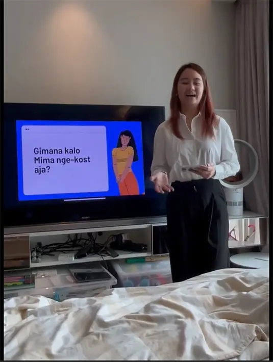 Seperti diketahui, belum lama ini, putrinya, Mima Shafa yang sudah berusia 20 tahun ingin belajar mandiri tinggal di kost. Mima menggunakan cara unik saat minta izin untuk belajar hidup mandiri dan dekat dengan kampusnya. Yaitu dengan presentasi di depan kedua orang tuanya. [Instagram/monaratuliu]