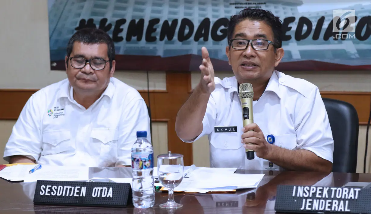 Sesditjen Otda Kemendagri, Akmal Malik memberi keterangan terkait masalah penghentian pelayanan publik di 12 kecamatan dan 56 kelurahan di Kota Bekasi, Jawa Barat pada Jumat (27/7) lalu di Jakarta, Rabu (1/8). (Liputan6.com/Helmi Fithriansyah)