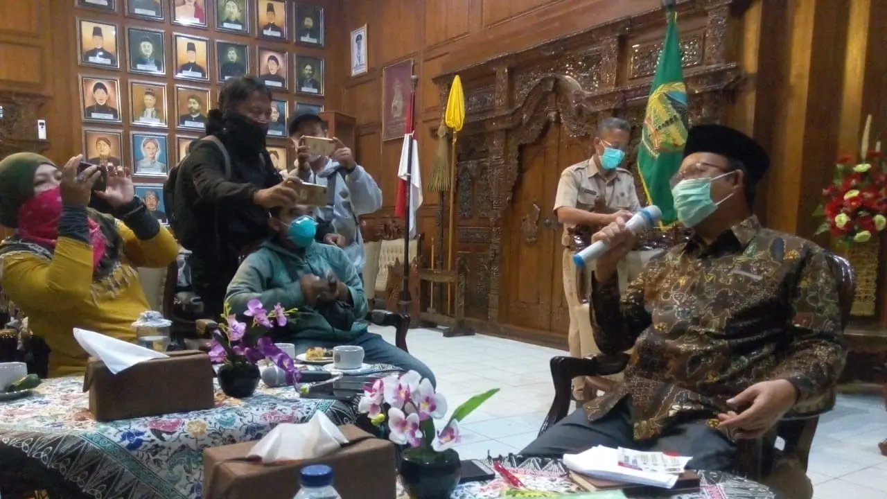 Bupati Banyumas menunjukkan contoh stiker sosialisasi pencegahan virus corona yang akan dicetak hingga 800 ribu lembar saat konferensi pers di Ruang Joko Kaiman, Senin (16/3)/2020). (Foto: Liputan6.com/Rudal Afgani Dirgantara)