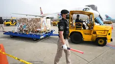 Paket vaksin COVID-19 Pfizer yang dikirim Israel tiba di Bandara Internasional Incheon di Incheon, Rabu (7/7/2021). Israel telah sepakat memberikan 700.000 vaksin Pfizer kepada Korea Selatan dan sebagai imbalannya Negeri Gingseng itu akan melakukan hal yang sama di masa depan. (AP/Ahn Young-joon)