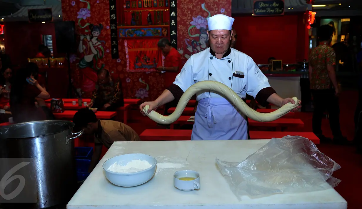Atraksi pembuat mie China memeriahkan rangkaian perayaan tahun baru Imlek 2567 di salah satu pusat perbelanjaan di Jakarta, Kamis (19/2). (Liputan6.com/Gempur M Surya)