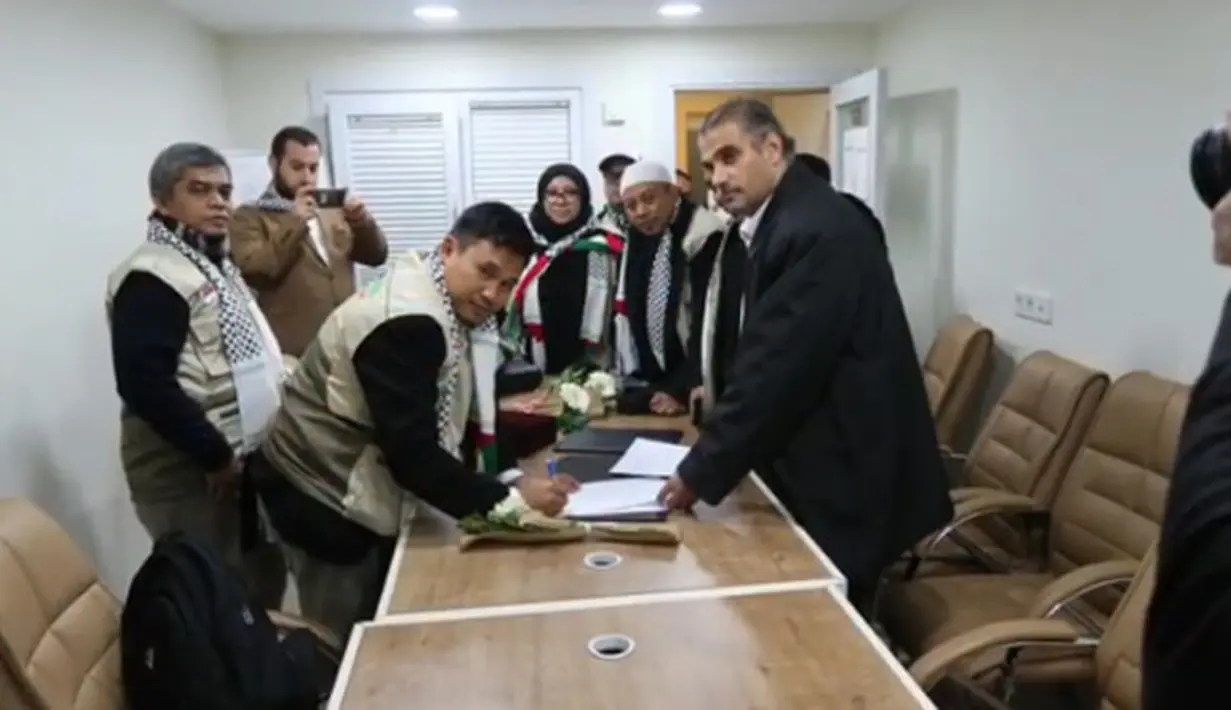 "Kami td langsung ke tempat dimana disana menampung anak2 Palestina yang Alhamdulillah lolos keluar dari Palestina, namun ada yang sdh kehilangan ayah,kehilangan ibu,bahkan kehilangan keluarganya semua." tulisnya keterangan video.(Instagram/melly_goeslaw)