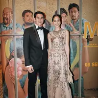 Sebagai pasangan fashionable terverfikasi, Marsha Timothy dan Vino G. Bastian selalu berhasil jadi raja dan ratu di karpet merah. Terbaru saat premiere film Miracle In Cell Number 7 yang dibintangi keduanya. Vino tampil gagah dengan setelan klasik berdasi kupu-kupu dan istrinya memakai gaun haute couture dengan ornamen indah dari Hian Tjen. (Foto: Instagram @marshatimothy)