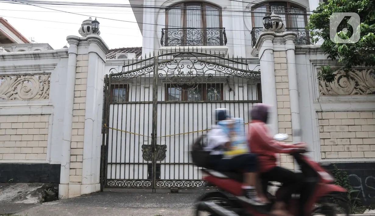 Warga melintas di depan rumah mewah yang dijadikan markas jaringan penipuan internasional di Jalan Selat Batam, Duren Sawit, Jakarta Timur, Kamis (6/4/2023). (merdeka.com/Iqbal S Nugroho)