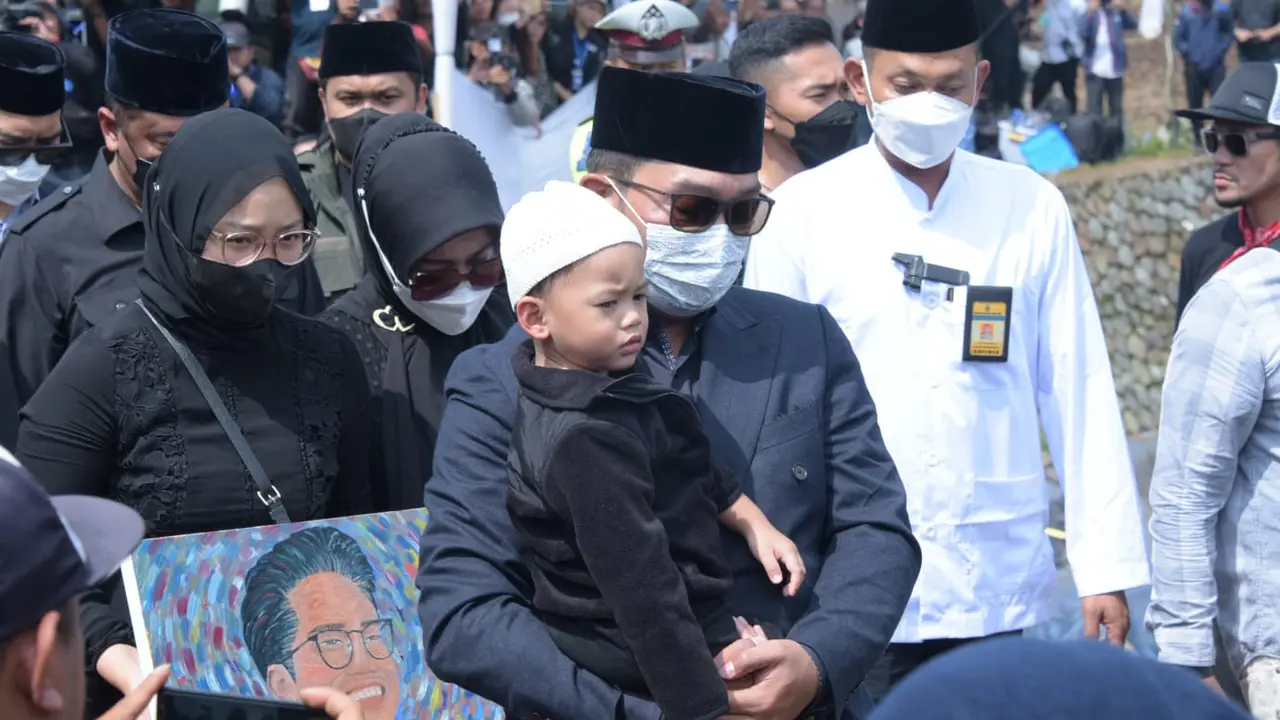 Keluarga Ridwan Kamil. Berbagai doa dan harapan datang untuk anak Ridwan Kamil bernama Emmeril Kahn Mumtadz . Foto: Istimewa