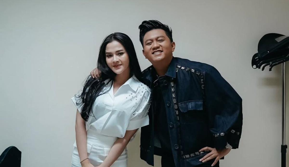 7 Potret Bella Bonita Temani Denny Caknan di Backstage, Bukti Kesetiaan yang Romantis