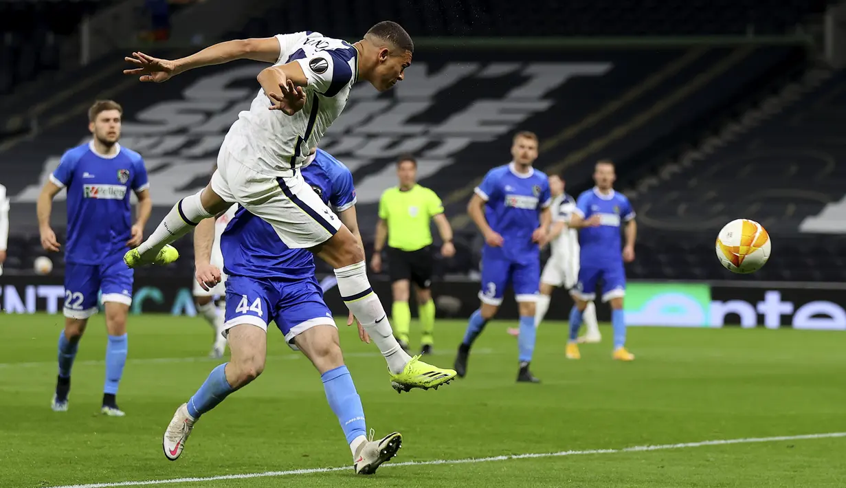Penyerang Tottenham Hotspur, Carlos Vinicius melakukan tembakan untuk mencetak gol kedua timnya ke gawang Wolfsberger pada leg kedua 32 besar Liga Europa di Tottenham Stadium, Kamis (25/2/2021). Tottenham Hotspur berpesta gol usai menang 4-0 atas Wolfsberger. (Julian Finney/Pool via AP)