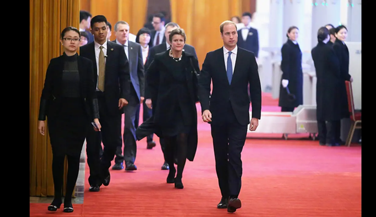 Pangeran William (kanan) tiba di Balai Agung Rakyat sebelum pertemuannya dengan Presiden China Xi Jinping, Beijing, China, (2/3/2015). Kedatangan Pangeran William untuk membina hubungan diplomatik antar kedua negara. (Reuters/Feng Li)