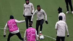 Pemain Paris Saint-Germain (PSG) #03 Presnel Kimpembe (tengah) mengontrol bola selama sesi latihan menjelang lanjutan Liga Champions 2023-2024, di Poissy, sebelah barat Paris, Senin (27/11/2023). (FRANCK FIFE / AFP)