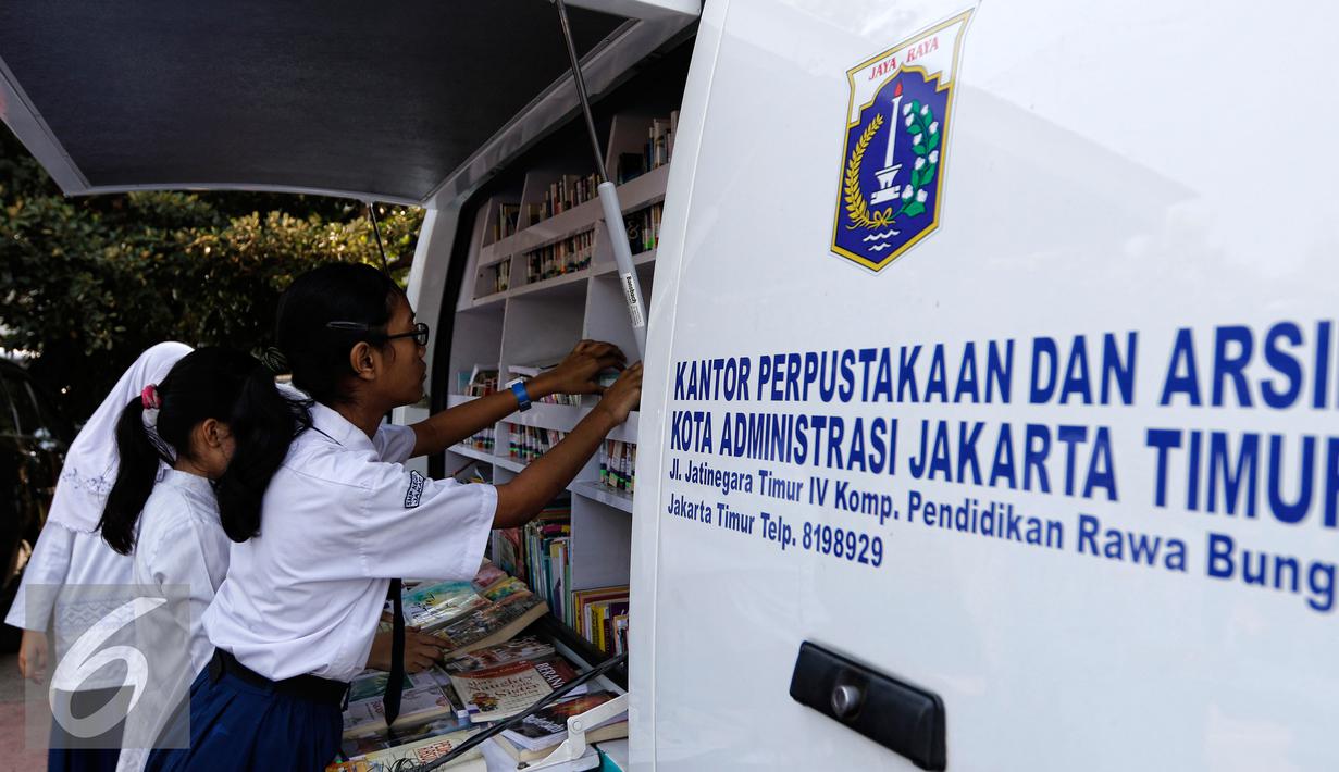 Sejumlah siswa memilih buku bacaan dari mobil perpustakaan keliling di halaman sekolah, Jakarta, Jumat (4/9/2015). Sebelumnya sekolah SMPN 49 mengalami kebakaran dan menyebakan ruangkan perpustakaan ludes terbakar. (Liputan6.com/Yoppy Renato)