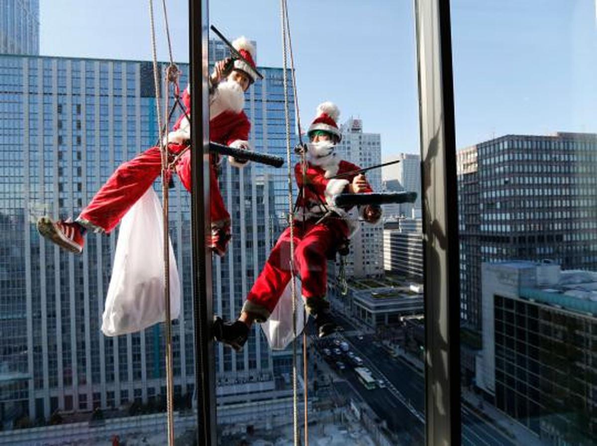 Santa Claus jadi petugas pembersih kaca gedung