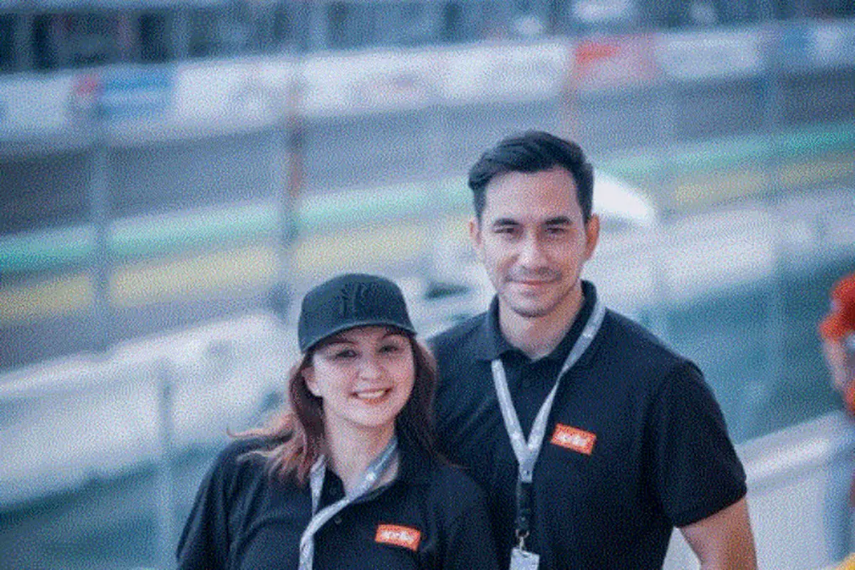 Darius Sinathrya dan Donna Agnesia nonton langsung MotorGP di circuit Mandalika