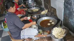 Berawal dari gang kecil di Jalan Haji Aom, Keramat Pela, Kebayoran Baru, usaha keripik tempe warga kini berkembang hingga menembus pasar internasional. Tampak dalam foto, pekerja menyelesaikan pembuatan keripik tempe di rumah usaha Keripik Tempe Mama Tina, Kebayoran Baru, Jakarta Selatan, Kamis (7/5/2026). (merdeka.com/Arie Basuki)