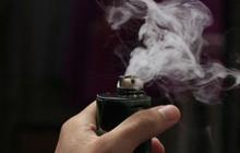 Detik-Detik Seorang Perempuan Kejang-Kejang Setelah Mengisap 'Vape Zombi