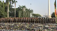 Pemprov DKI Jakarta memusnahkan 18.174 botol miras tanpa izin di Lapangan Silang Monas Tenggara, Jakarta, Senin (27/5/2019). (Liputan6.com/Ratu Annisaa Suryasumirat)