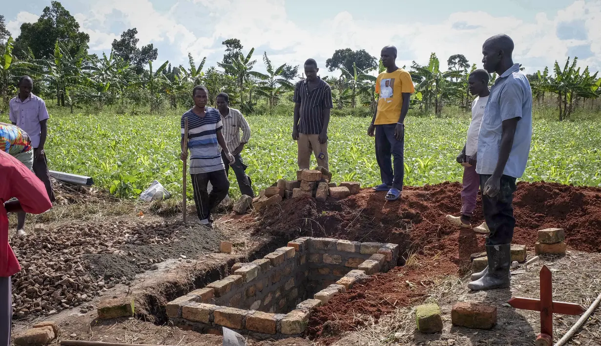 Kerabat seorang wanita yang meninggal karena Ebola mempersiapkan kuburannya di desa Kijavuzo, distrik Mubende, Uganda pada 29 September 2022. Vaksin Ebola eksperimental akan dikerahkan di Uganda ketika negara itu melakukan tindakan pencegahan yang keras termasuk penguncian di daerah yang terkena Ebola. (AP Photo/Hajarah Nalwadda, File)