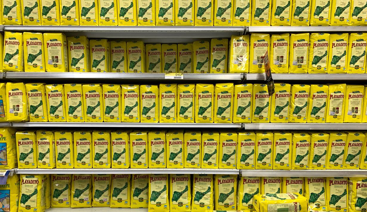 Namun, sektor makanan dan minuman mengalami kenaikan paling dramatis baru-baru ini, dengan harga-harga naik 9,8% di bulan Februari dibandingkan dengan bulan Januari. (Photo by STRINGER / AFP)