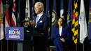 Calon Wakil Presiden Partai Demokrat, Kamala Harris mendengarkan Joe Biden selama acara kampanye di Alexis Dupont High School di Wilmington, Delaware, Rabu (12/8/2020).  Acara itu menjadi penampilan perdana keduanya di depan publik sebagai pasangan capres-cawapres. (AP Photo/Carolyn Kaster)