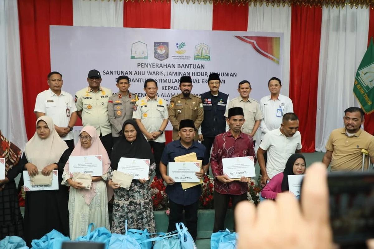 Kasatgas Tito pada Penyerahan Bantuan Pemerintah untuk Penanganan Korban Bencana Alam di Wilayah Sumatera di Pendopo Bupati Aceh Timur, Aceh, Senin (16/3/2026).