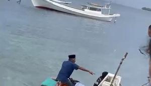 Kecelakaan laut menyebabkan kapal tenggelam terjadi di perairan Kabupaten Pangkajene dan Kepulauan (Pangkep), Sulawesi Selatan, pada Sabtu, 27 Desember 2025. Kapal Layar Motor (KLM) Fitri Jaya dilaporkan terbalik akibat cuaca buruk saat dalam pelayaran menuju Pulau Sarappo. (Foto: Istimewa)