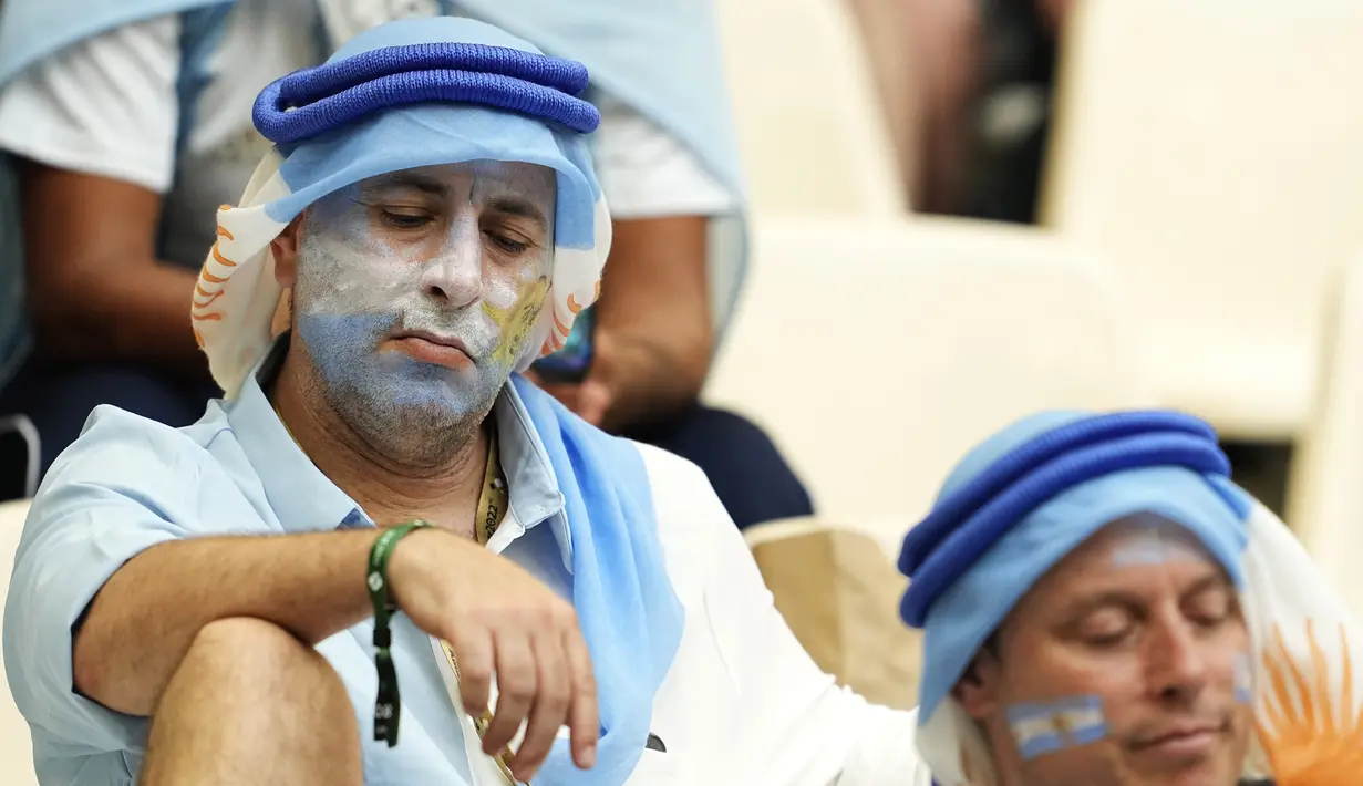 Kesedihan fans Argentina pada penghujung laga pertama pertama Grup C Piala Dunia 2022 kontra Arab Saudi di Stadion Lusail, Selasa (22/11/2022). Argentina secara mengejutkan keok dari Arab Saudi dengan skor 1-2. (AP Photo/Ebrahim Noroozi)