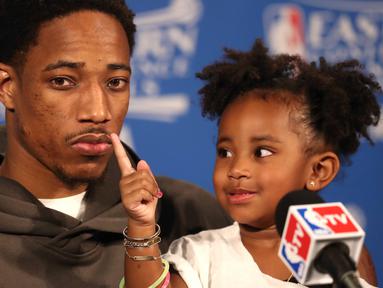 Pebasket Raptors, DeMar DeRozan #10 dicolok hidungnya oleh sang putri tercinta, Diar DeRozan saat memberikan keterangan pers usai  Final Wilayah Barat  NBA Playoffs 2016 di Air Canada Centre, (23//5/2016). Tom Szczerbowski/Getty Images/AFP