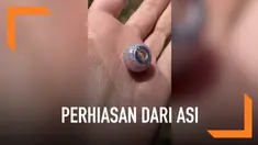 Seorang perajin perhiasan mampu membuat karya dari berbagai hal unik, seperti dari air susu ibu dan tali pusar.