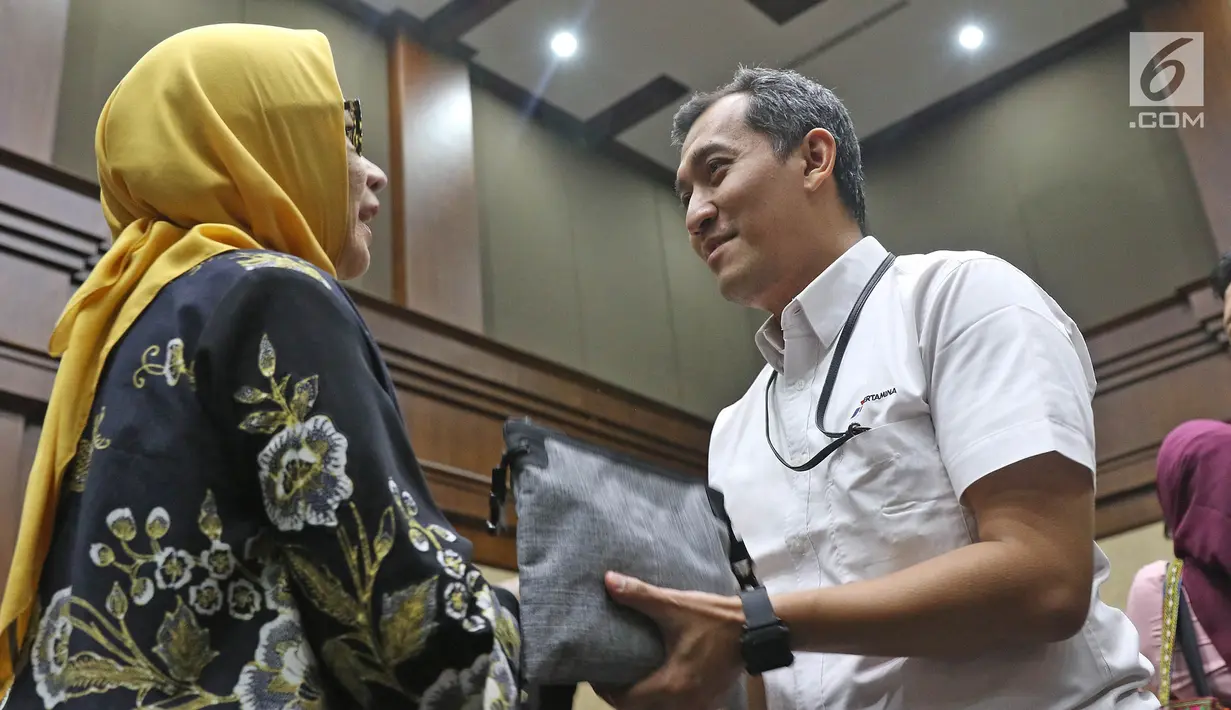 Terdakwa kasus dugaan korupsi investasi perusahaan di blok Basker Manta Gummy (BMG) Australia tahun 2009, Karen Agustiawan (kiri) bersalaman dengan rekannya saat akan menjalani sidang pembacaan putusan di Pengadilan Tipikor, Jakarta, Senin (10/6/2019). (Liputan6.com/Herman Zakharia)