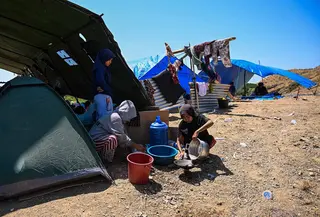Warga mencuci peralatan masak di samping tenda di sebuah lapangan terbuka di Marapokot, Nagekeo, Nusa Tenggara Timur, Senin, 17 Agustus 2026, (AFP/ Juni Kriswanto)