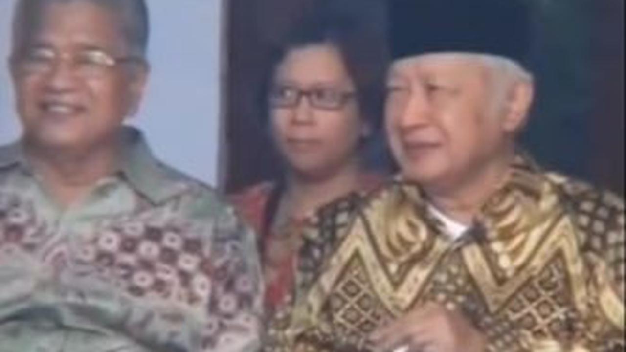SBY sendiri merupakan junior Soeharto saat di militer. SBY lulus dari Akademi Angkatan Bersenjata RI (Akabri) pada tahun 1973.