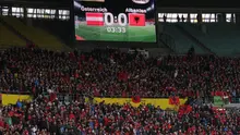 Ribuan pendukung Albania memadati stadion Ernst Happel demi mendukung tim nasionalnya bertanding melawan Austria. (Bola.com/Reza Khomaini)